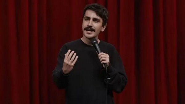 Gösterisinde Kur’an-ı Kerim İle Dalga Geçmişti! Sözde Komedyen Deniz Göktaş’tan Pişkin Savunma